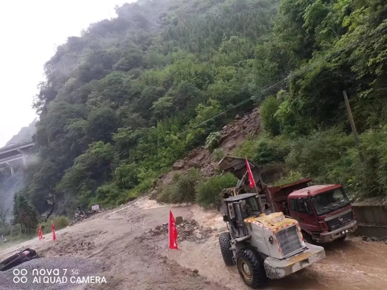 G247景泰至昭通平武县K960+500处因泥石流公路断道，正在抢通。