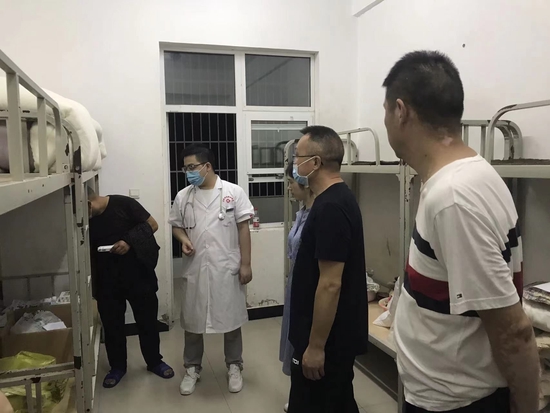 ↑臨時安置點配備了醫務人員