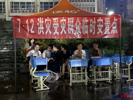 ↑位于平武縣職業中學的臨時安置點