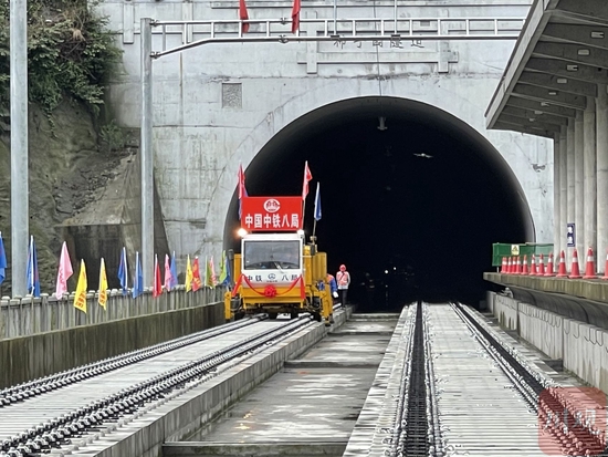 軌道牽引車牽引著長軌通過成蘭鐵路高川站