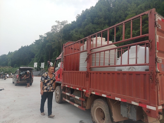 双祠堂村，装着蓄水罐的货车准备驶入田间。