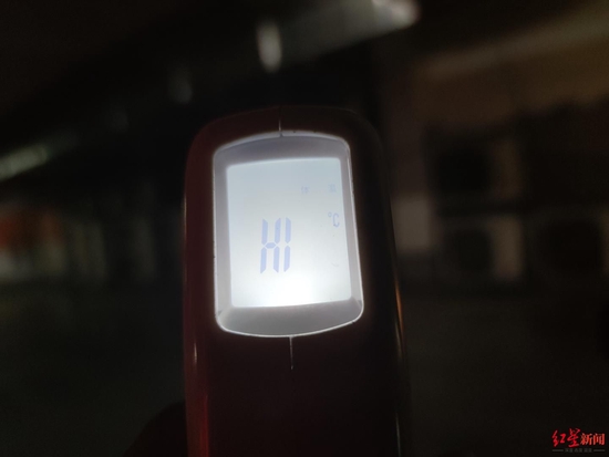 ↑地下停车场测温超过42.2℃ 摄影 袁伟