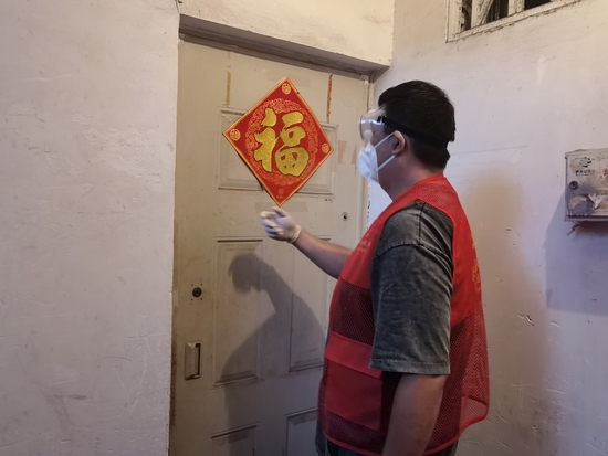 杨磊做志愿服务时
