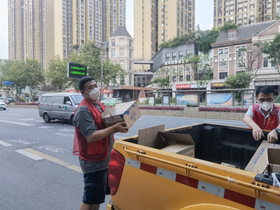 杨磊做志愿服务时