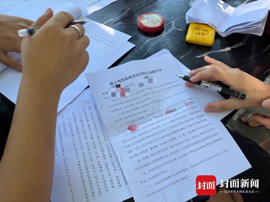 　小刘在退款协议上签了字，期待明天能如约收到学费。