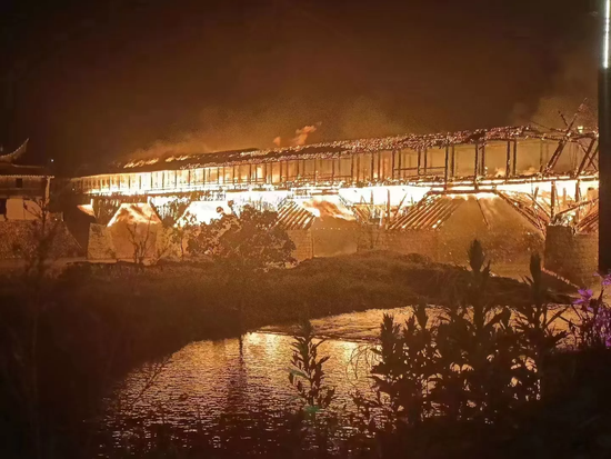 痛心！有900年历史的中国最长木拱廊桥被烧毁