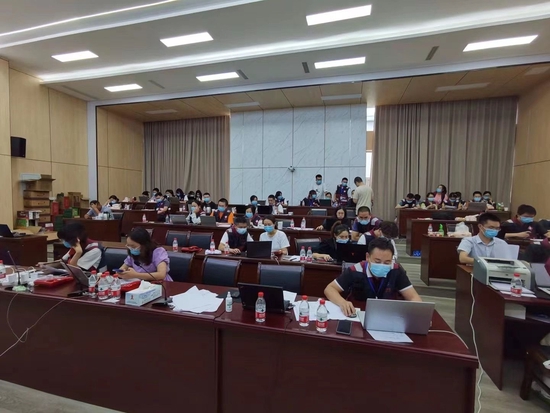 支援眉山市洪雅縣流調(diào)溯源隊辦公現(xiàn)場。四川疾控供圖