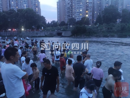 8月14日,網友反映江安河河流中有人戲水。(圖片由網友提供)