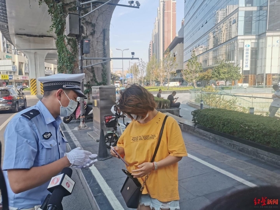 市民未戴頭盔,現場進行交通安全知識學習