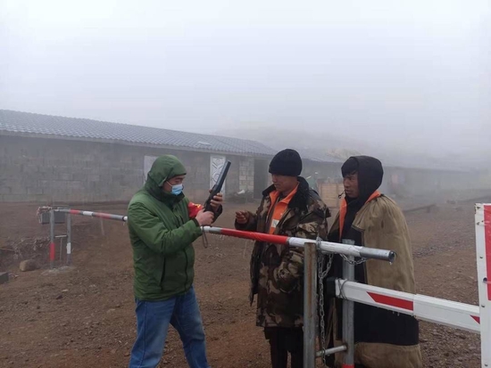 雷波县对龙头山大断崖封山管控（贾银辉供图）