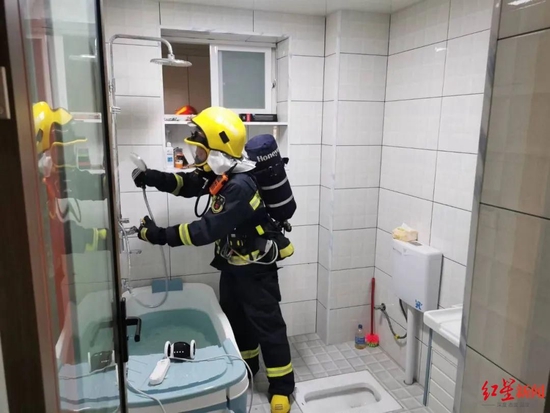 ↑消防员在卫生间内进行检测