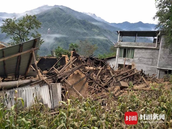 受地震影响，房屋受损严重