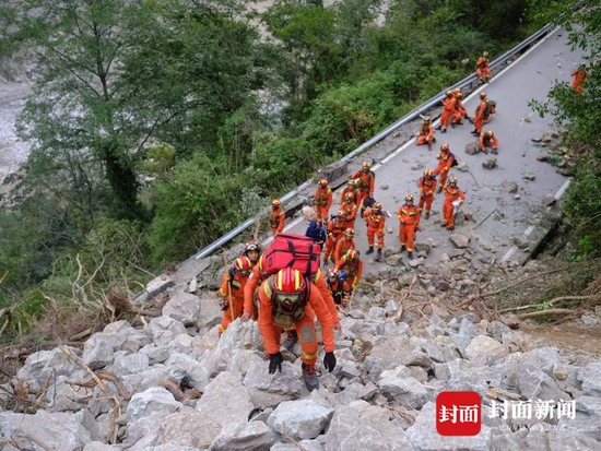 森林消防员前往救援地点