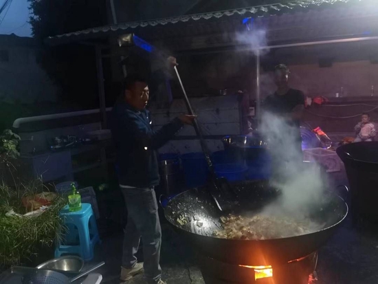 挖角村村民正在做饭