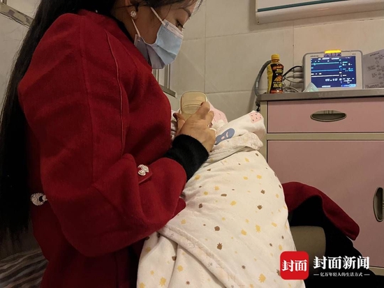 親屬正在給寶寶喂奶。