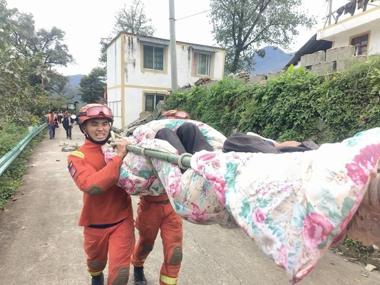 “汶川哥哥”们在救援现场