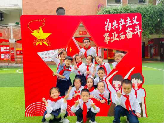 邹天豪老师和学生们