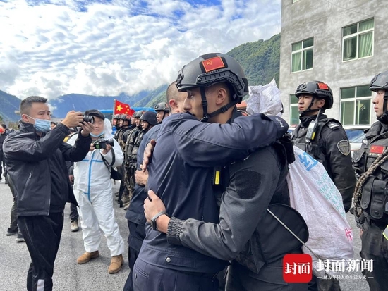 返回后,大家相互擁抱