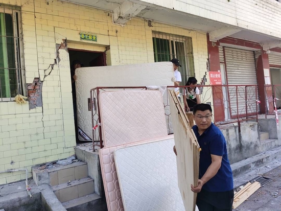 工作人員忙著將員工宿舍里的物資運轉(zhuǎn)出來