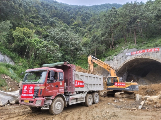 泸石高速公路快速复工复产。蜀道集团供图