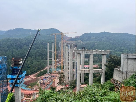 成绵高速扩容项目建设现场，80余米高的桥墩已经建好。曹凘源 摄