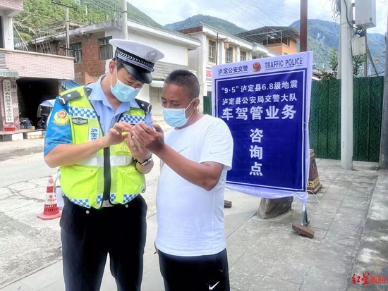 交警为市民办理相关车驾管业务