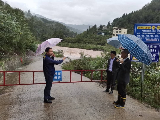 10月5日，巴中市通江应急局查看强降雨期间各乡镇沿河桥路封控情况。