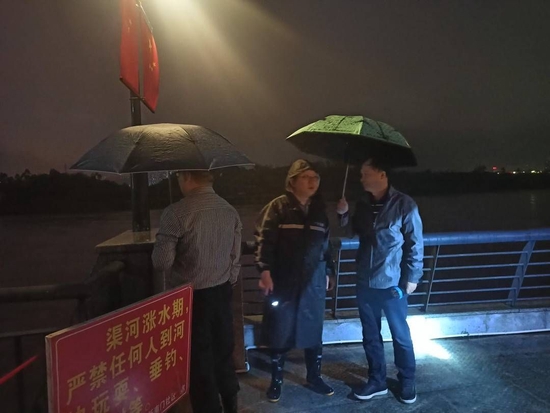 在广安市广安区东门码头检查防汛和人员转移