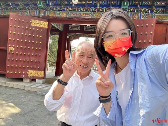 ↑带爷爷到北京旅游。受访者供图