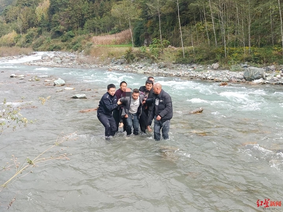 ↑警民聯(lián)合將掉入水中的老人救起