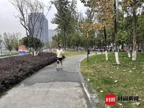 在绿道跑步的市民