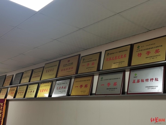 　　↑江油市供销社的会议室内，摆放了很多奖牌