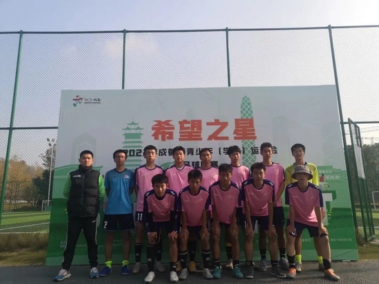 校足球队小组赛出线时合影
