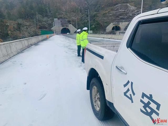 ↑包茂高速达州万源段出现降雪天气