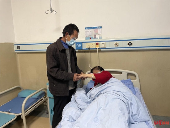 ↑张林美和丈夫在医院