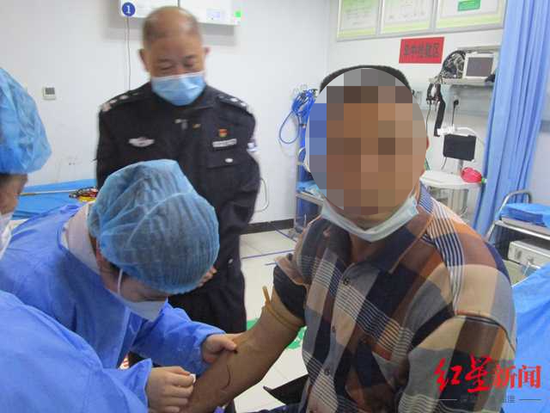 民警帶肇事逃逸的駕駛員抽血檢測