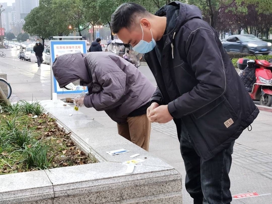 市民在指定地点做核酸抗原检测