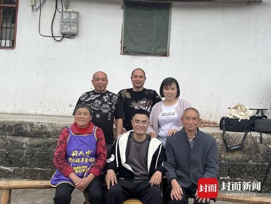 出院后,甘宇回到老家休养,有了新的全家福(图片由受访者提供)