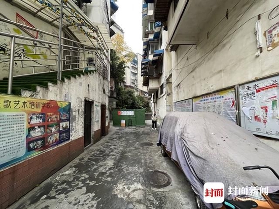 居民稱,4余米寬的道路從中間截斷。