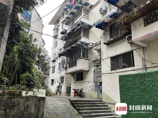 小巷盡頭是一個單元樓。