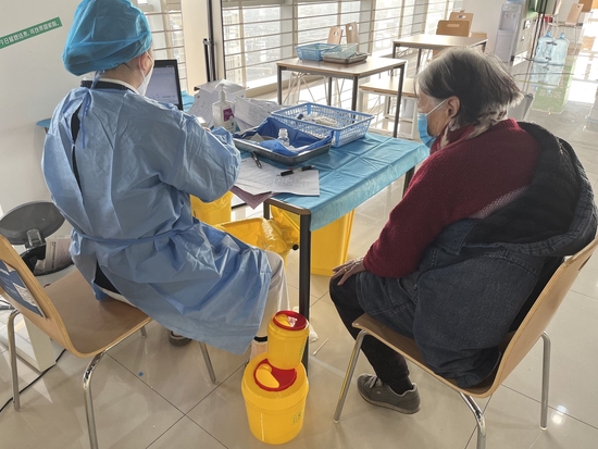 中国科学院大学成都存济口腔医院26楼顶楼接种点，老年人完成第二剂次加强针的接种。