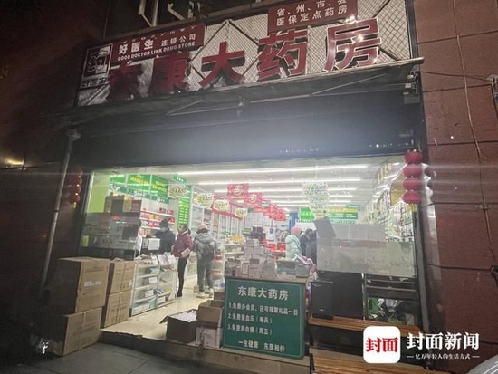 　夜晚，刘核丽的药店里还有着不少前来领药的市民