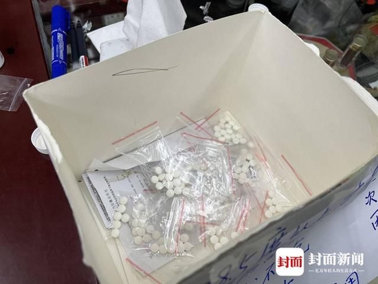 　每个袋子里装着6颗布洛芬