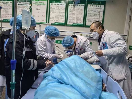 12月24日宜宾市第二人民医院急诊科抢救病人。医院供图。