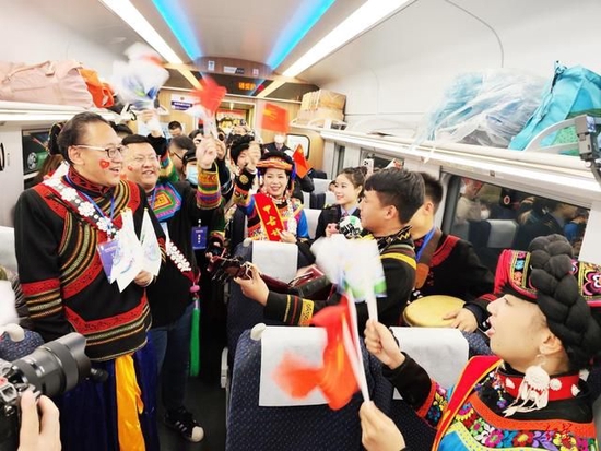剛剛，新成昆鐵路首發列車抵達西昌西站！