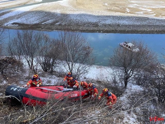 甘孜一皮卡車墜入冰河，3人被困車頂，消防冒嚴寒下水救援