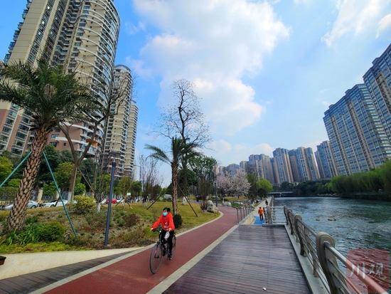 水清岸绿的江安河，市民在绿道骑行。