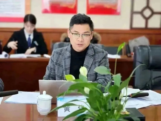 龙泉驿区教育科学研究院小学部部长黄伟现场指导