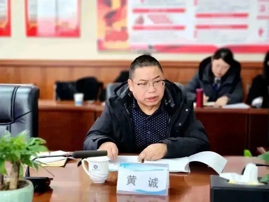 龙泉驿区教育科学研究院科研部副部长黄诚现场指导