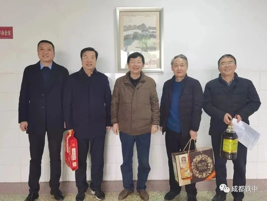 学校领导慰问退休校级干部
